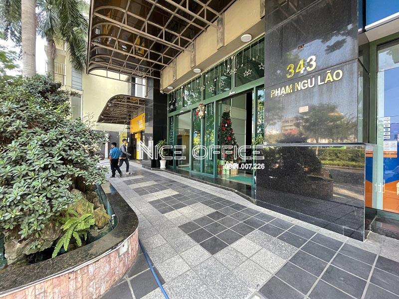 khuon-vien-phia-truoc-toa-nha-international-plaza-quan-1