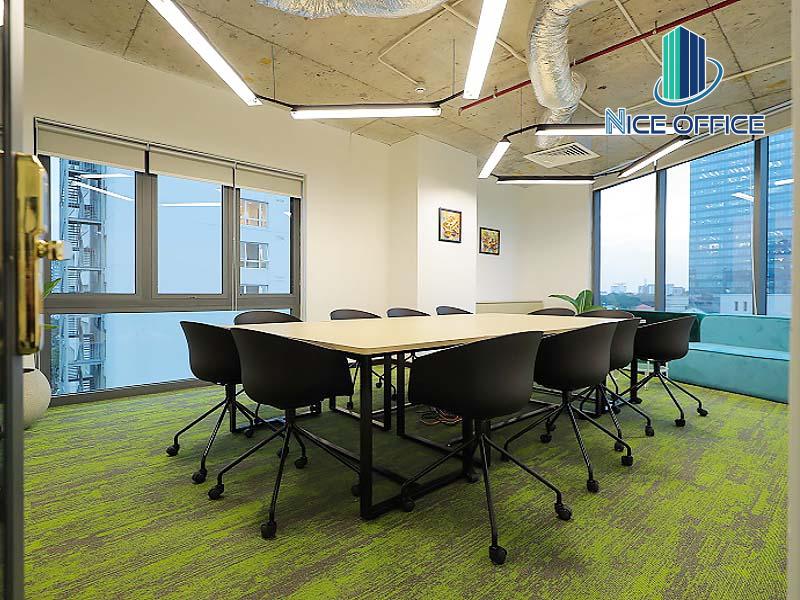 Phòng họp tiêu chuẩn tại văn phòng trọn gói Kairos sử dụng màu xanh của sàn làm điểm nhấn
