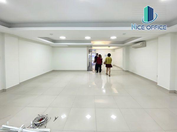 Khách hàng đi xem văn phòng trống tại tòa nhà Ba Vì Building