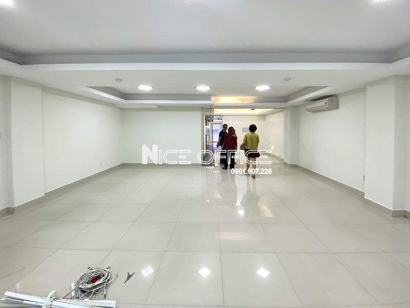 khach-hang-di-xem-van-phong-tai-ba-vi-building