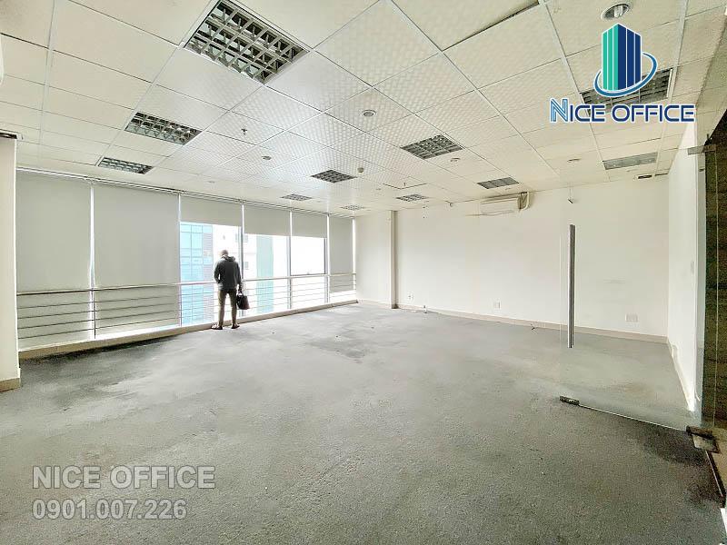 Khách hàng đi xem văn phòng trống tại tòa nhà VMG Building