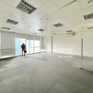 Khách hàng khảo sát mặt bằng trống tại tòa nhà VMG Building