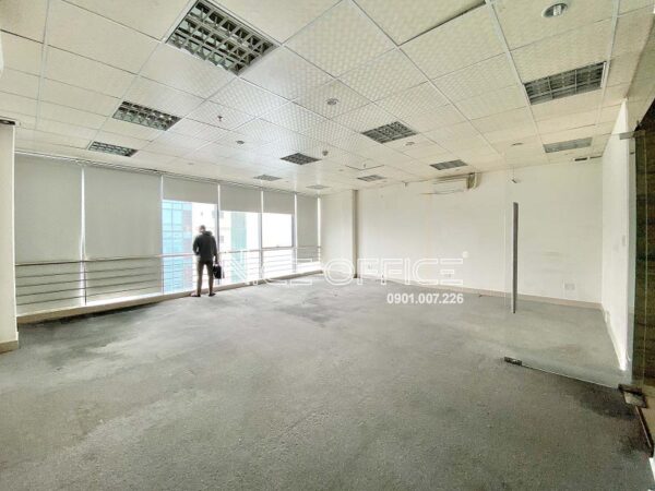 Khách hàng khảo sát mặt bằng trống tại tòa nhà VMG Building