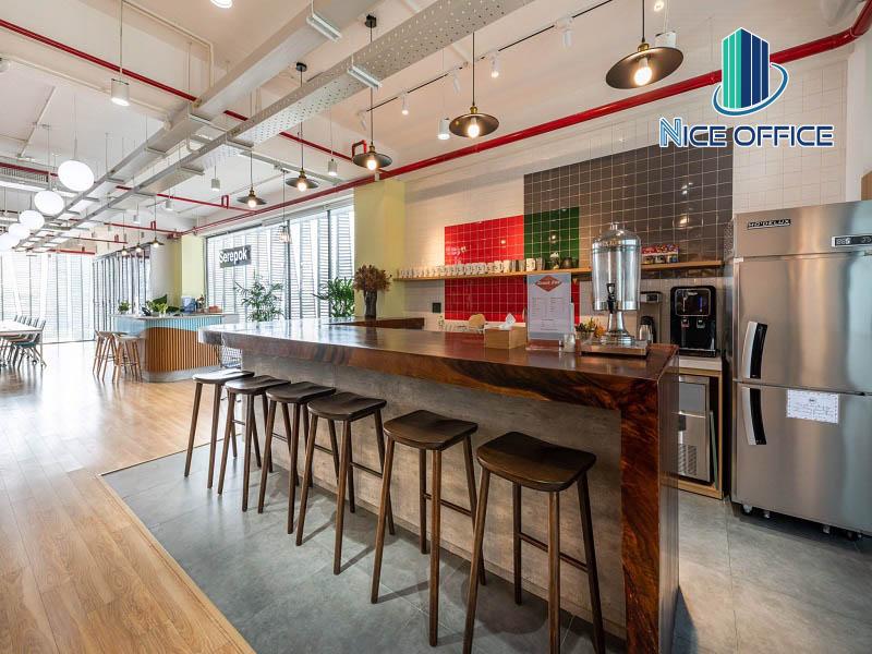 Khu vực pantry tại Serepok có sẵn trà, cafe, nước lọc.