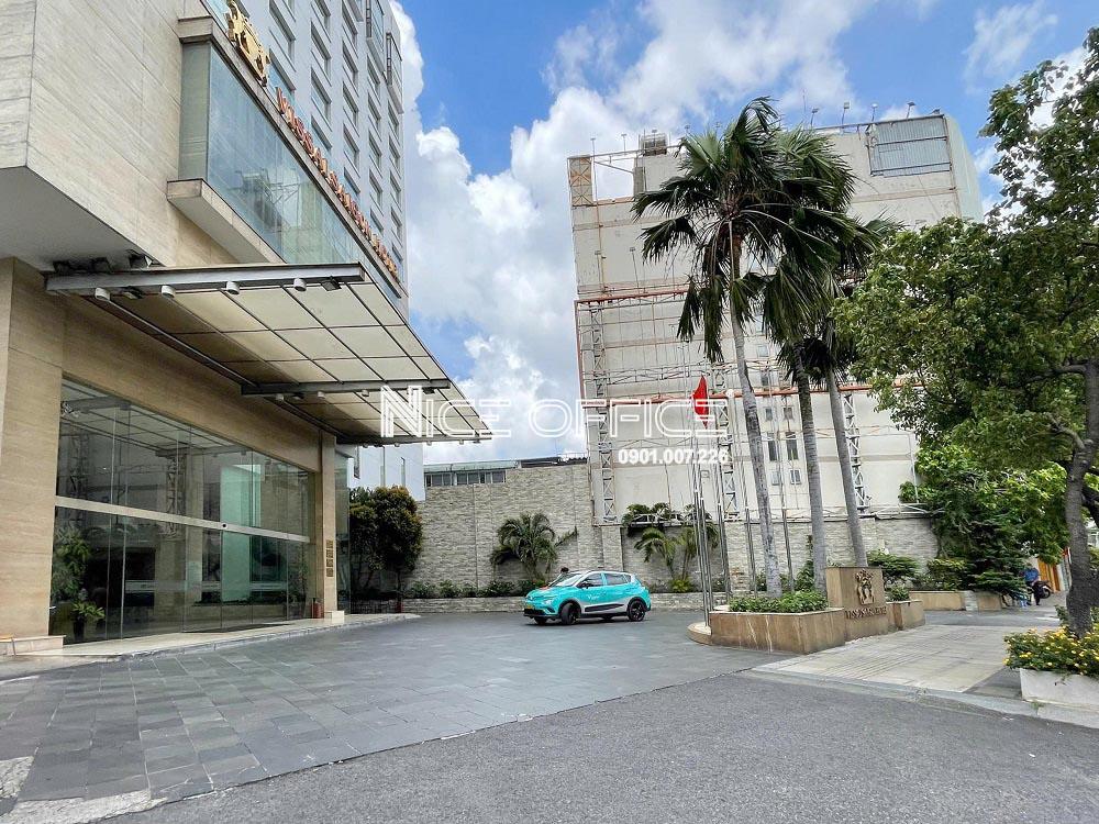 khuon-vien-phia-truoc-toa-nha-vissai-hotel-building