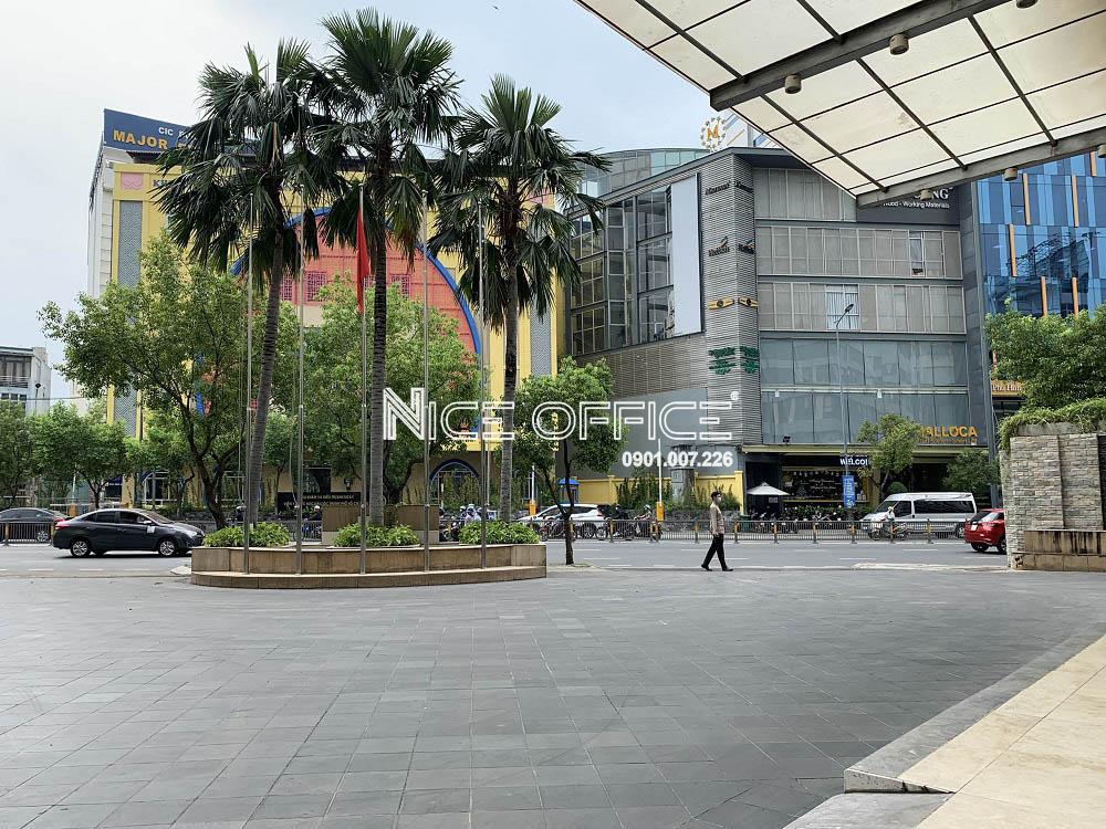 khuon-vien-phia-truoc-toa-nha-vissai-hotel-saigon
