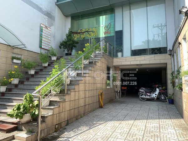 Phía trước tòa nhà VMG Building