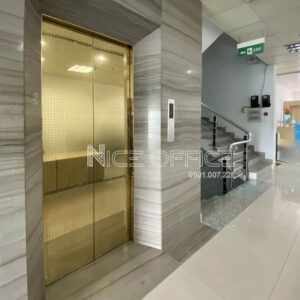 Thang máy và lối thang bộ tại tòa nhà VMG Building