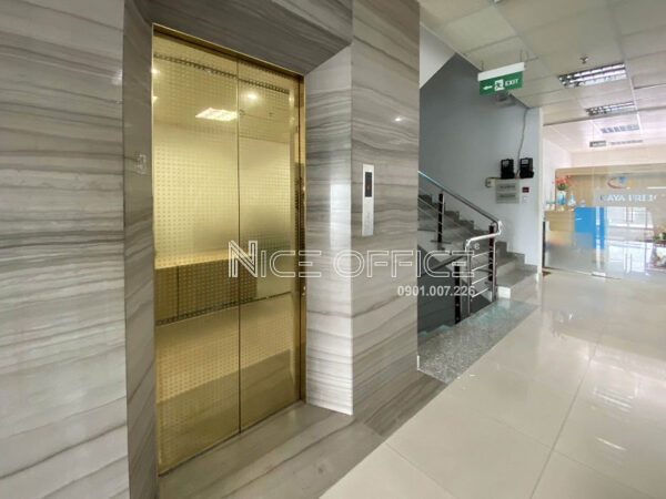 Thang máy và lối thang bộ tại tòa nhà VMG Building