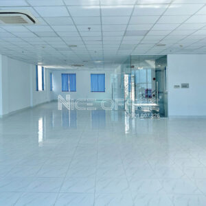 Diện tích trống cho thuê hoàn thiện sàn trần và các thiết bị