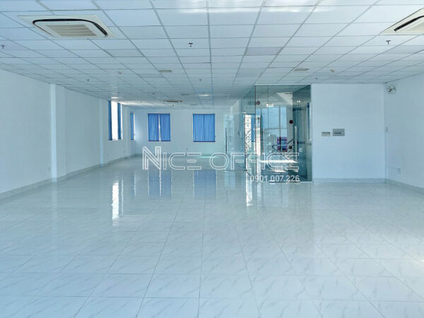 Diện tích trống cho thuê hoàn thiện sàn trần và các thiết bị