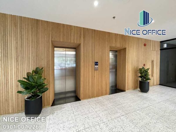 Hai thang máy tốc độ cao tại tòa nhà Cát Lâm Building
