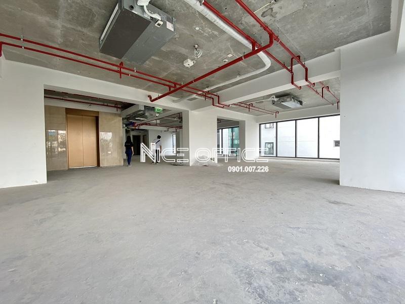 khach-hang-di-khao-sat-mat-bang-trong-tai-worc@q2-building-quan-2