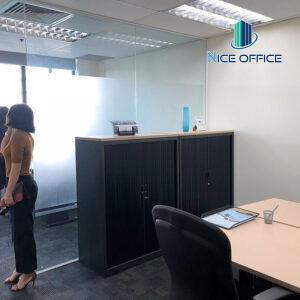 Khách hàng đi khảo sát văn phòng trọn gói Mê Linh Point - Regus