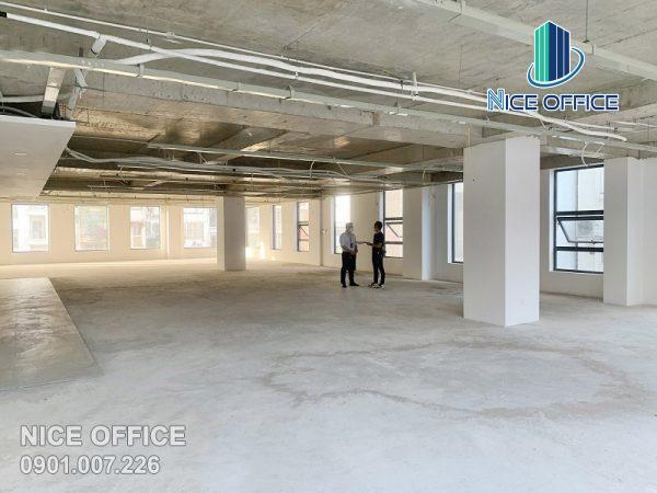 Khác hàng Nice Office đi khảo sát mặt bằng trống tại tòa nhà Queen Building