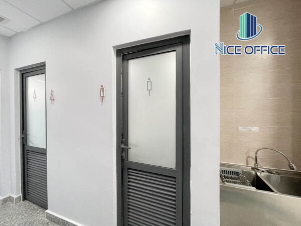 Khu vực nhà vệ sinh nam nữ tại tòa nhà Cát Lâm Building