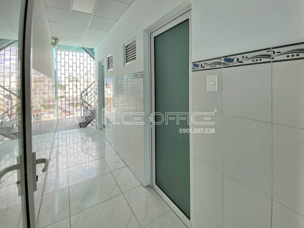 Khu vực nhà vệ sinh tòa nhà Gems Office