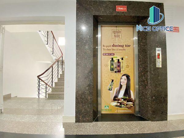 Khu vực thang may và thang bộ tại tòa nhà MID Building