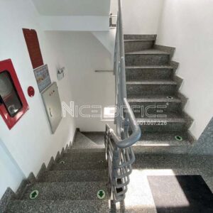 Lối thang bộ rộng rãi tại tòa nhà Gems Office Tiền Giang