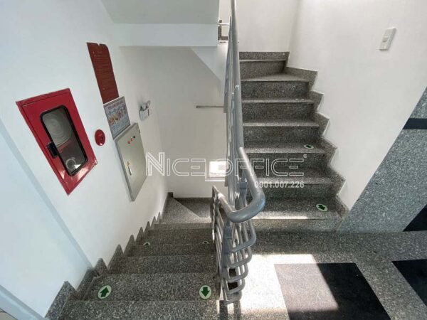 Lối thang bộ rộng rãi tại tòa nhà Gems Office Tiền Giang