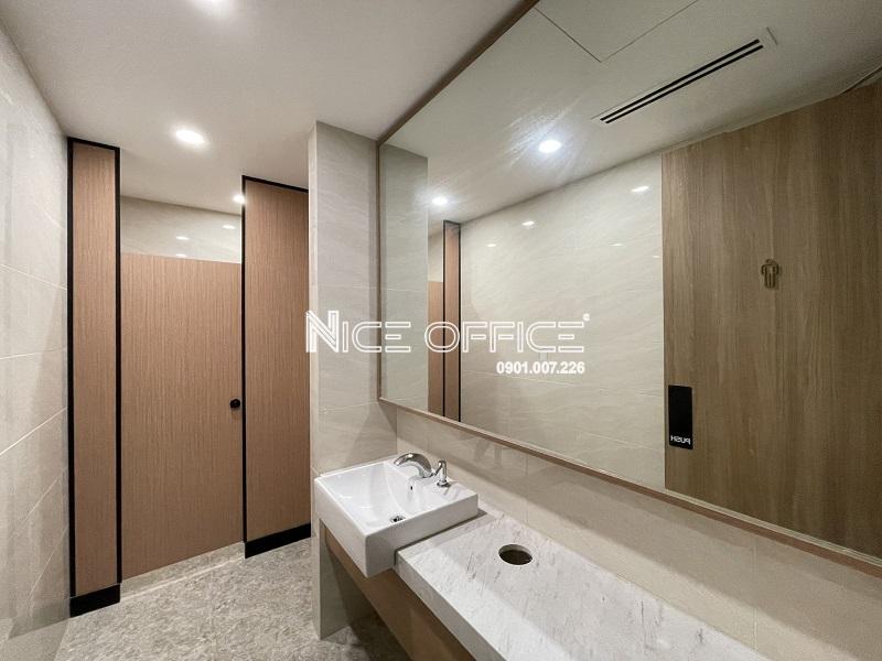 nha-ve-sinh-tai-worc@q2-building