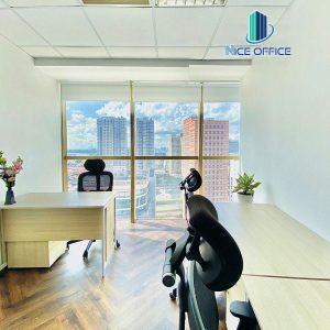 Phòng làm việc tại văn phòng trọn gói 5S được trang bị đầy đủ bàn ghế và tủ hồ sơ