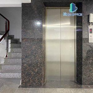 Thang máy và lối thang bộ tại tòa nhà Nam Hải Building