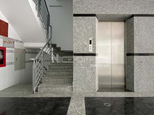 Thang máy và thang bộ tại tòa nhà Gems Office Tiền Giang