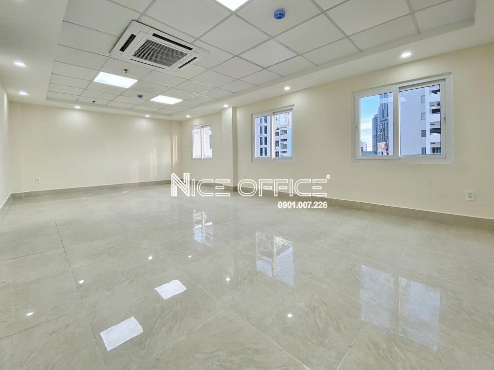 van-phong-trong-da-hoan-thien-trang-thiet-bi-tai-lux-home-building