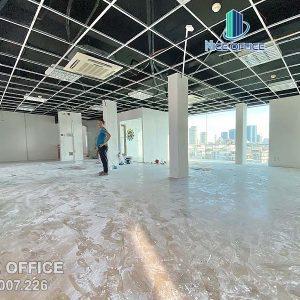 Văn phòng trống đang hoàn thiện sàn và trần tại tòa nhà Compa Building