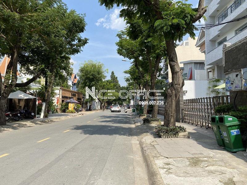 duong-xuan-thuy-phia-truoc-toa-nha-xuan-thuy-building-co-giao-thong-luon-thong-thoang