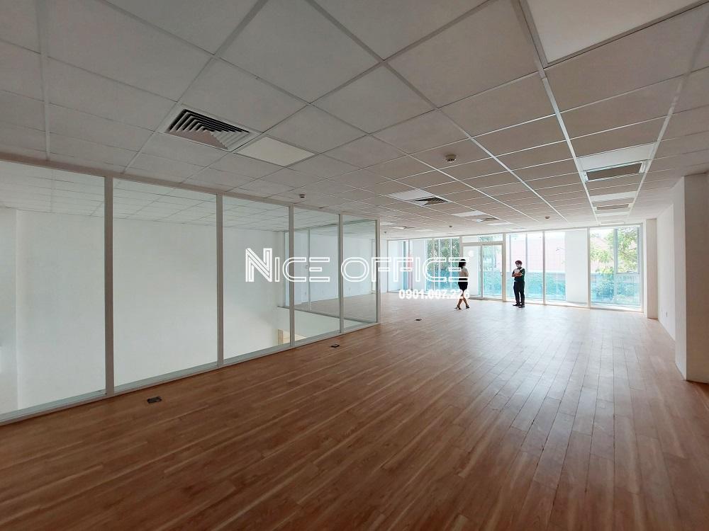 khach-hang-di-xem-bang-trong-tai-toa-nha-le-quyen-building-quan-tan-binh