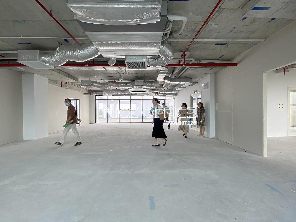 khach-hang-di-xem-mat-bang-trong-tai-six8-building