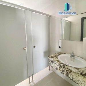 Nhà vệ sinh tại tòa nhà Green Tower luôn được đội ngũ tạp vụ dọn dẹp sạch sẽ