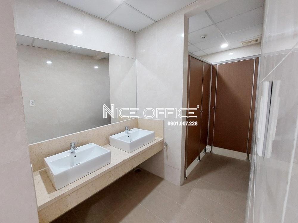 nha-ve-sinh-tai-toa-nha-le-quyen-building