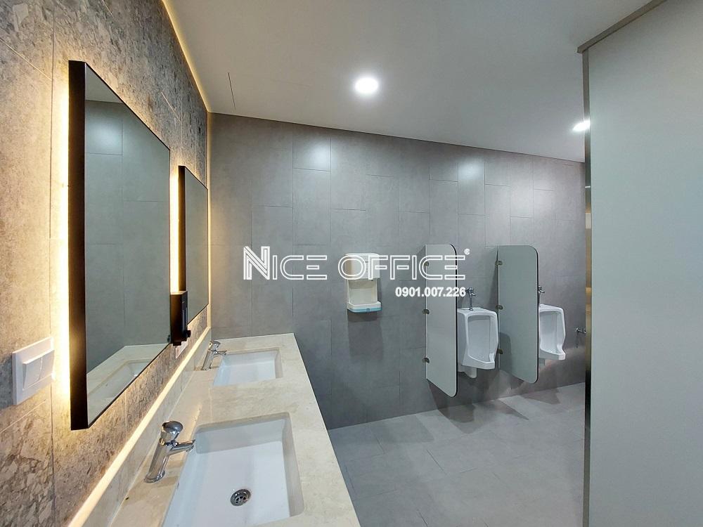 toilet-nam-tai-toa-nha-the-six8-building