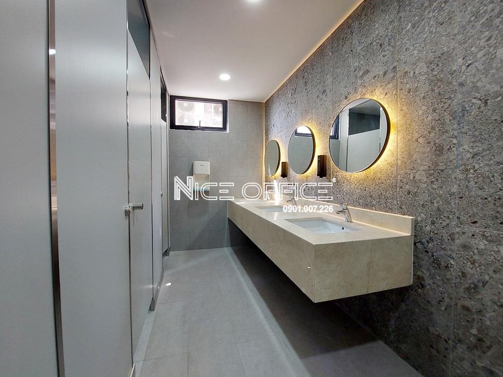 toilet-nu-tai-toa-nha-the-six8-building