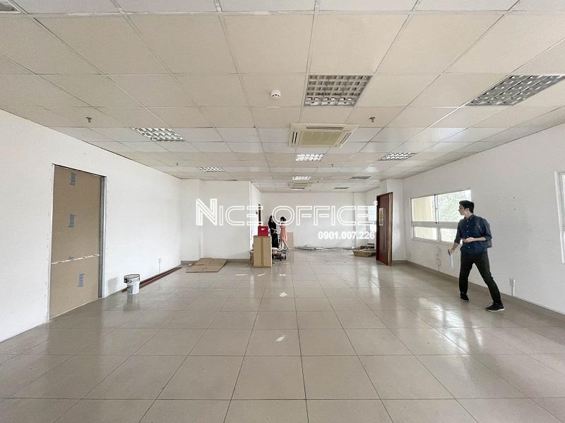 khach-hang-di-khao-sat-mat-bang-tai-khanh-minh-building