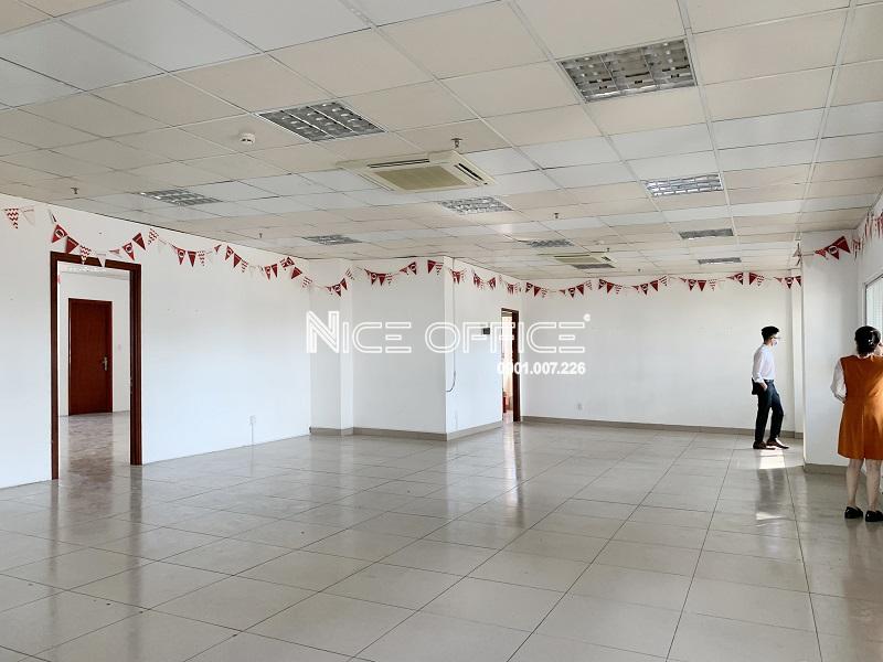 khach-hang-di-xem-van-phong-tai-toa-nha-khanh-minh-building