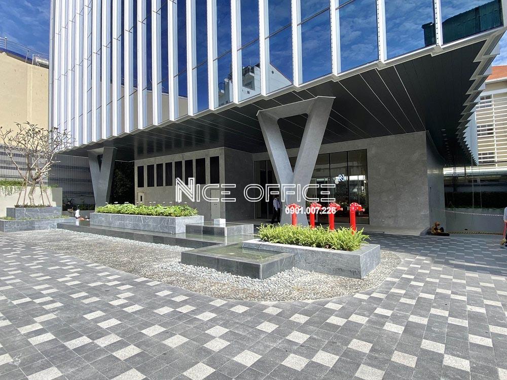 khuon-vien-phia-truoc-toa-nha-newtecons-office-building-quan-phu-nhuan