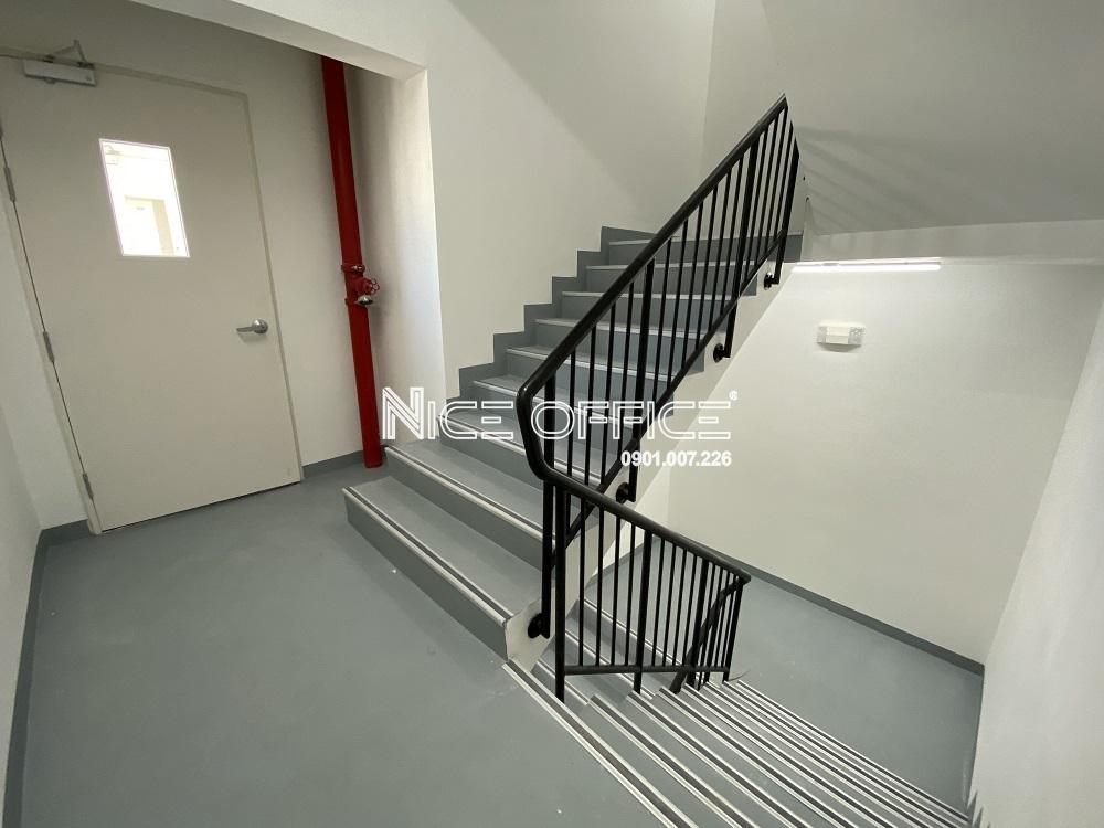 loi-thang-bo-rong-rai-tai-toa-nha-newtecons-office-building