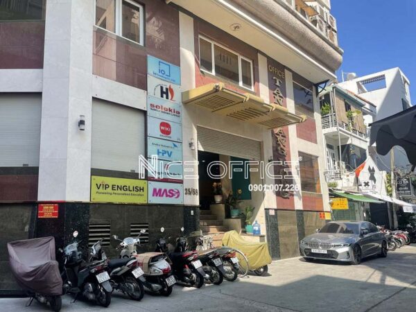 Mặt tiền tòa nhà Tân Hoàng Long Building