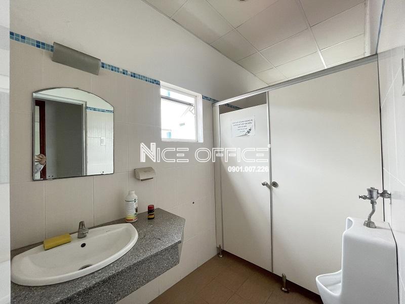 nha-ve-sinh-tai-moi-tang-toa-nha-khanh-minh-building