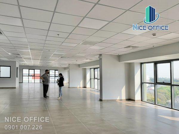 Khách hàng đi khảo sát mặt bằng trống tại tòa nhà Mộc Gia Bờ Bao Tân Thắng