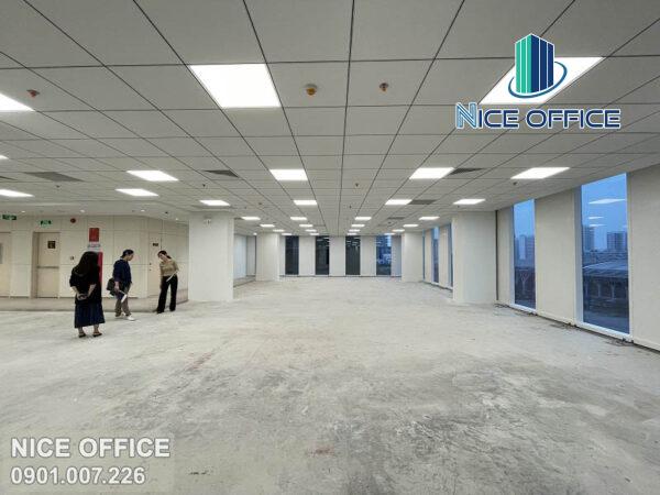 Khách hàng khảo sát mặt bằng trống tại tòa nhà Cobi Tower