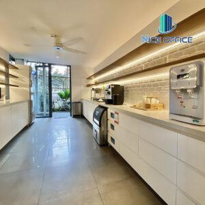 Khu vực pantry có sẵn trà, cafe, nước lọc tại văn phòng trọn gói Dreamplex Ngô Quang Huy