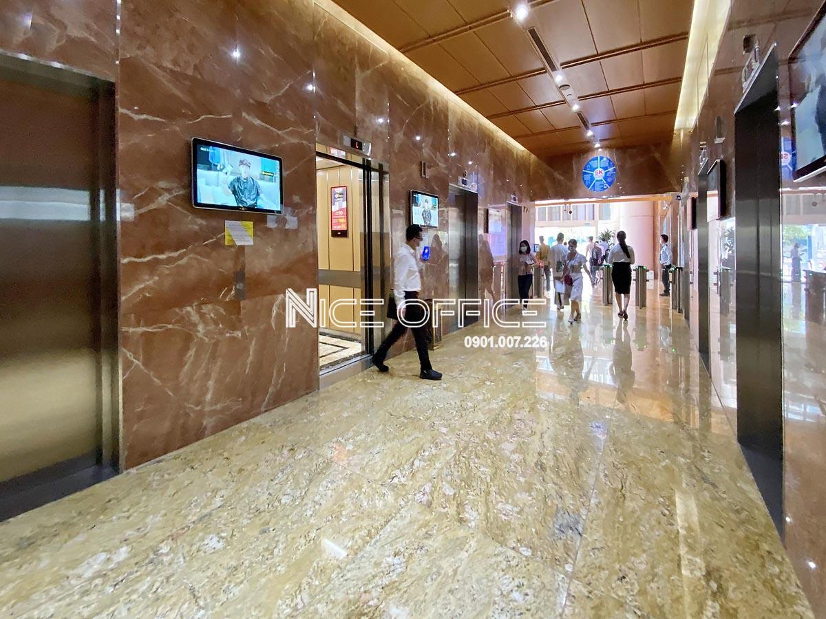 khu-vuc-thang-may-tai-toa-nha-vietcombank-tower-quan-1
