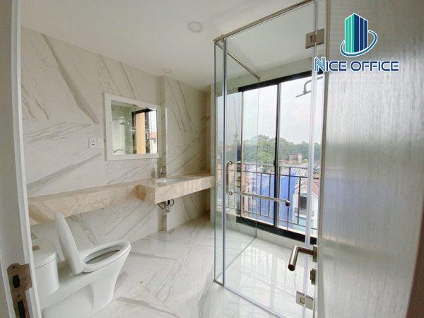 Toilet tại mỗi tầng tòa nhà Adelle Building