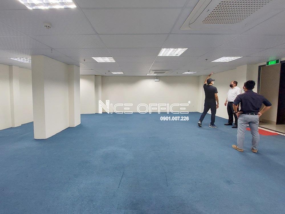 khach-hang-di-khao-sat-mat-bang-trong-tai-toa-nha-bcons-tower-3