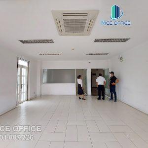 Khách hàng khảo sát văn phòng trống tại tòa nhà Greenphil Building